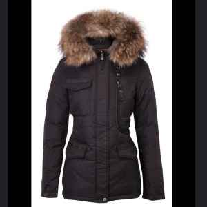 Vinterjacka hollies  - Säljer denna vinterjacka från hollies, använd under 1 vinter endast. Äkta päls, man kan både ta av/på. Säljer då den inte kommer till användning. Litet litet hål på högra sidan av underarmen, som lätt går att sy ihop. Annars är den i gott skick!