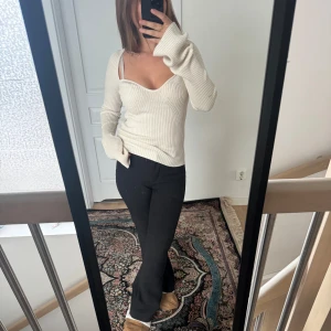 stickad tröja  - stickad tröja med utsvängda armar och fint v formad