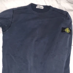 Stone island tröja  - Den här tröjan har blivit för liten på armarna så jag vill sälja den 