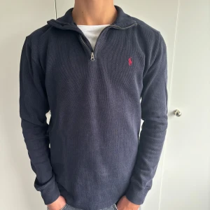 Polo Ralph lauren half zip, mörkblå  - Ny pris 2,2 tusen, skick 7,5/10 använd några gånger, fett half zip, säljer den pga för liten.