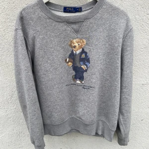 Ralph lauren tröja - Säljer denna feta Ralph Lauren tröja! Skick 9/10. Denna är mycket eftertraktad och passar till allt! Hör av er vid funderingar.