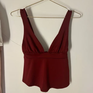 Nelly topp - Säljer denna superfina toppen från Nelly, den är helt oanvänd🩷