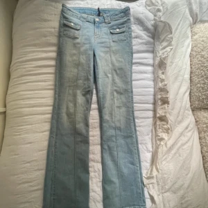 Trendiga hm jeans!!! - Ljusblåa trendiga hm jeans!! Så fina men tyvärr lite förstora på mig 💗