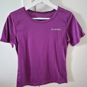 Tränings tshirt Soc - Lila tränings tshirt från Soc. Använd fåtal gånger. Storlek 36. Bekväm material och stechbar. 100% polyester. 