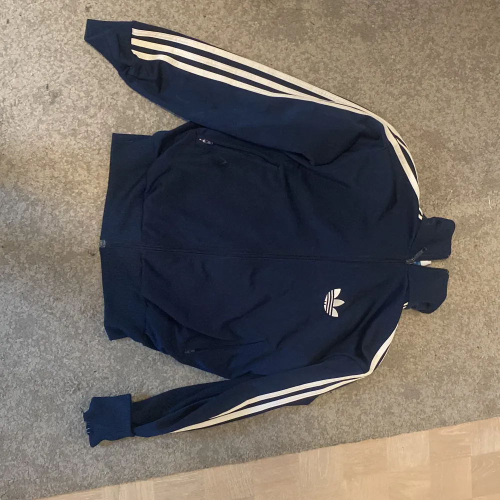 Jag säljer en mörkblå adidas jacka i storlek S/M eftersom den inte riktigt är min stil längre. Bra kvalitet men inga defekter. Tar emot prisförslag 💝. Hoodies.