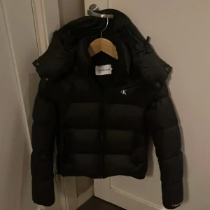 Jacka - Säljer nu min Calvin Klein jacka då jag växt ur den lite. Bara använd några fåtal gånger och det finns inga skador eller fläckar! Så snygg och passar till allt. Pris kan diskuteras vid snabb affär.