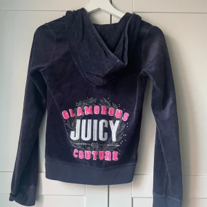Juicy couture kofta  - Säljer en jättesnygg vintage juicy couture kofta i mörkblå. Storleken är XL barn, alltså motsvarar det ungefär Xs/S. Den är väl använd men i bra skick! 