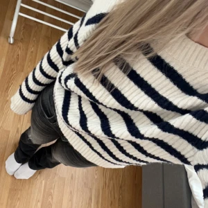 Stickad tröja - Säljer min jättesöta stickade tröja då den tyvärr inte kommer till användning längre💞passar xs/s