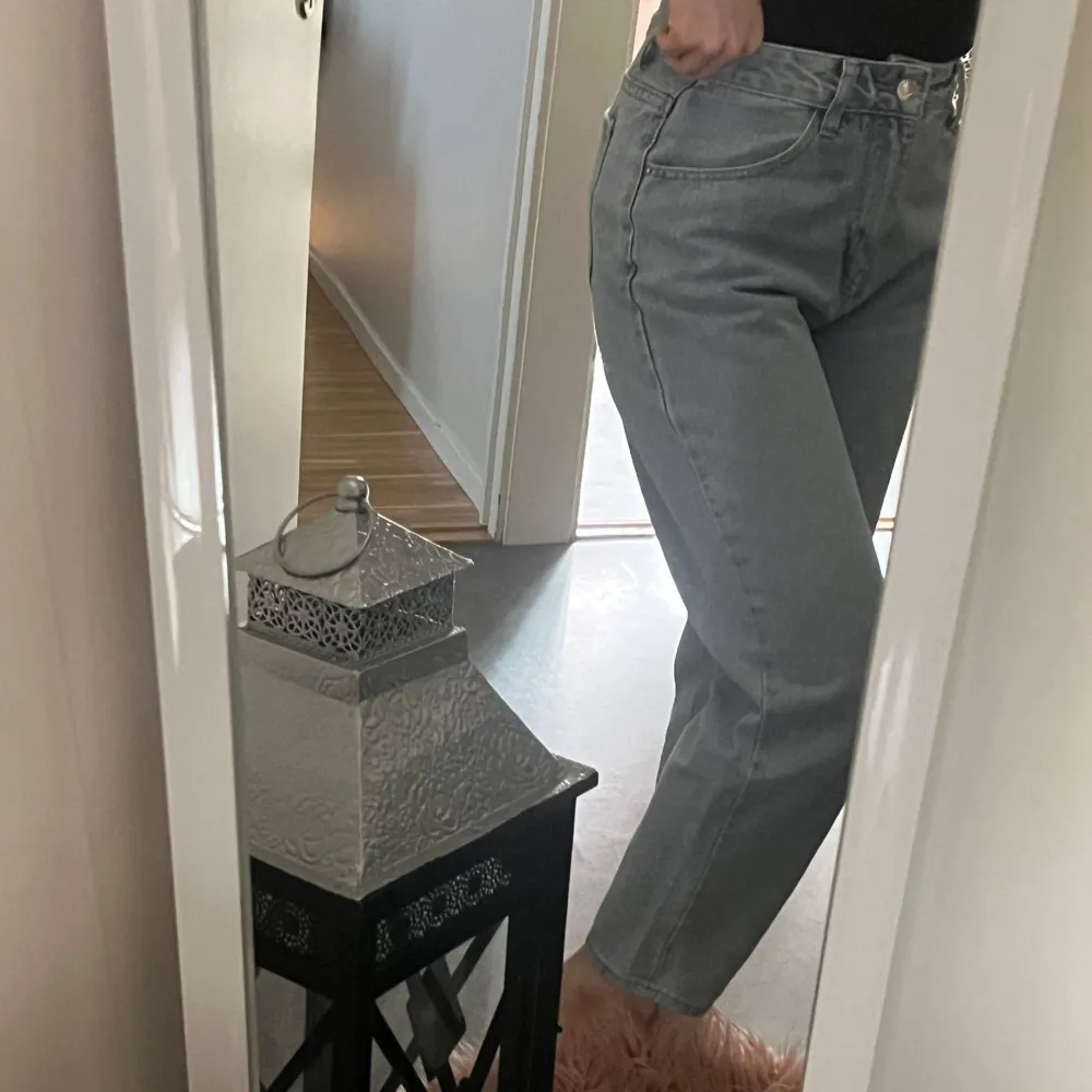 Bra skick jeans ljusa i färg är high waist passar xs och s . Jeans & Byxor.