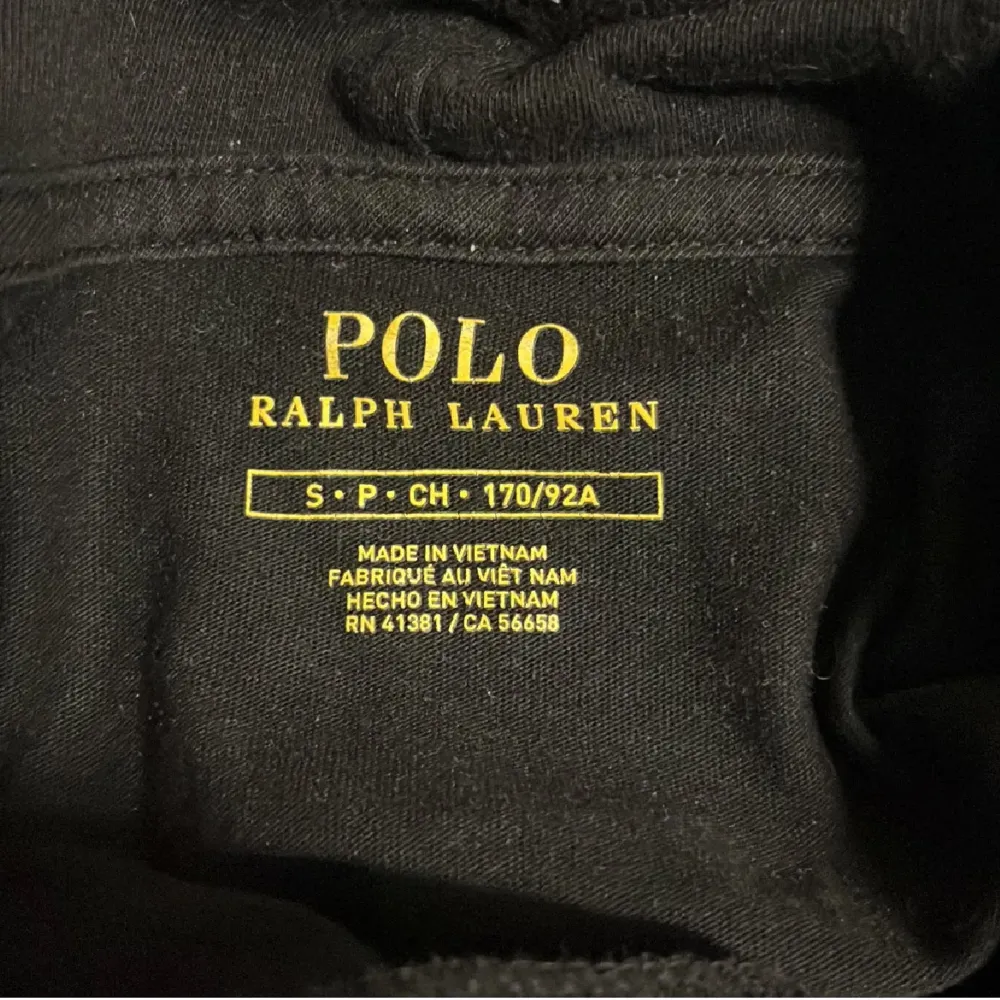 Tja säljer nu en riktigt snygg Ralph lauren hoodie i storlek s och i färgen svart. Hoodien är i ett fint skick utan några defekter som hål eller fläckar. Nypris 2395kr mitt pris 499kr. Hör av dig vid frågor eller funderingar! Pris ej hugget i sten!. Tröjor & Koftor.