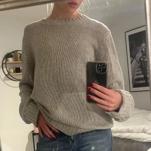 Mysig stickad tröja - Varm stickad tröja perfekt till hösten. Lång i armarna vilket jag älskar!