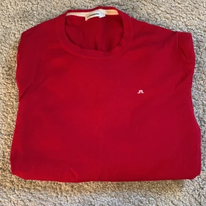 L. Lindeberg 100% merinoull - Säljer en J.Lindeberg rundhalsad tröja i rött 100% merinoull. Storlek L men sitter som en M, väldigt fint skick inga defekter, pris 349kr men kan gå ner vid snabb snabb affär skriv om ni har några frågor eller funderingar🤝