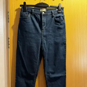 Säljer ett par stretch jeans som är köpta i en butik från Turkiet som heter COTTON, de är i mom jeans fit. Säljer pga för stora nu, använd en gång så de är så gott som i nytt skick. 