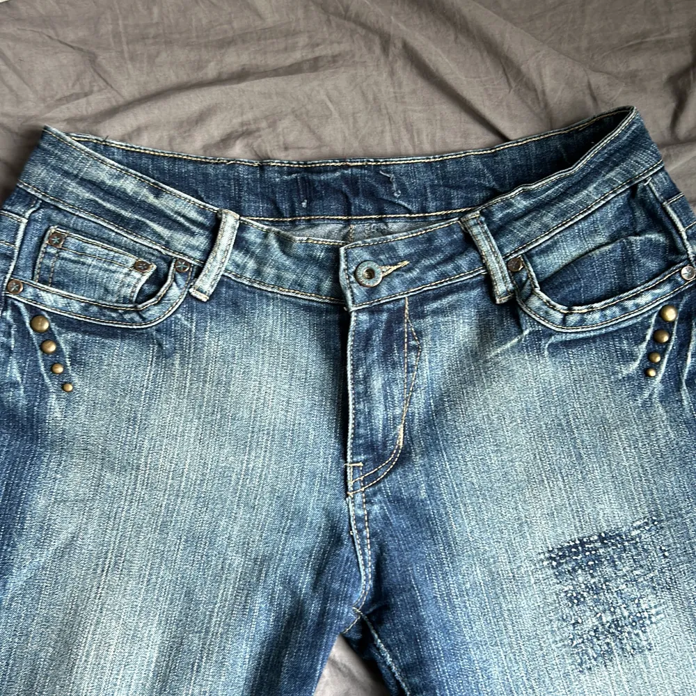 Midwais/ low waist jeans med detaljer på bakfickor, står ingen storlek men midjemått är ca 40 cm och längd 104 cm, passar mig som har storlek 36 på byxor men skulle säga att de är 38. Jeans & Byxor.