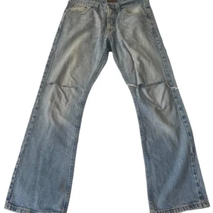 Bootcut jeans  - Fina jeans med hål på knäna. Aldrig använda av mig men har lite fläckar o sånt från tidigare ägare. Storlek M/S. Skriv för mer info och bilder 