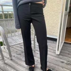 Lågmidjade kostymbyxor  - Så fina lågmidjade kostymbyxor som tyvärr inte passar mig längre❤️❤️ Jag är 167❤️