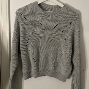Fin tröja - Säljer denna fina tröja från h&m barn eftersom den aldrig kommer till användning! Aldrig använd och helt perfekt skick, nypris ca 200kr