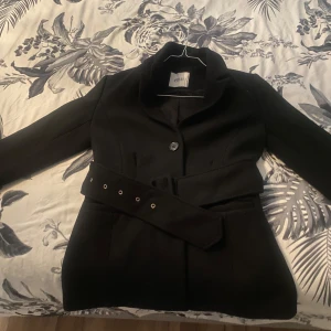 Svart Höstjacka/Kappa - Höstjacka/Kappa i svart. I jätte bra skick och knappt använd. Väldigt mysig och varma 