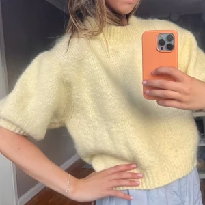 Gul stickad tröja - Säljer en supermysig gul stickad tröja som är perfekt för höst och vår. Den har en loose passform med kortärmade ärmar och en ribbad kant vid halsen. Bra skick och passar perfekt för en avslappnad stil. 