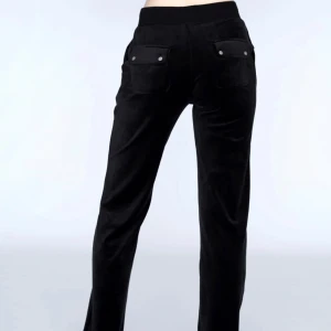 Svarta manchesterbyxor - Säljer ett par snygga svarta manchesterbyxor. De är högmidjade och har en straight passform som ger en klassisk look. Byxorna har fickor med knappar bak, vilket ger en extra touch av stil. Perfekta för höst och vinter!