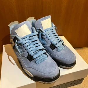 Jordan 4 university blue  - Säljer mina Jordan 4 University Blue. Strl 41! Dem är i 10/10 skick! Andvänt dem 3 gånger. OBS tagen är bortklippt.  Pris kan diskuteras vid snabb affär!   Kvitto från (Nike) hemsida och original box medföljer!! 