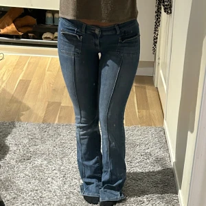 Bootcut jeans - Bootcut jeans från nelly i bra skick! 🩷Använt fåtal gånger Storlek 38  Jag är 1,64 och de är lite långa på mig 