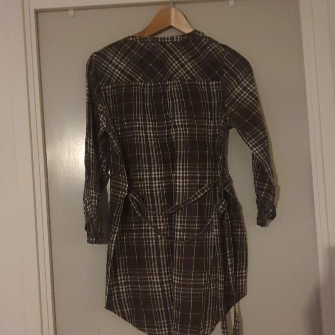 Brun rutig klänning med knappar - 91