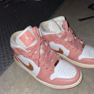”Rosa” jordans - Kommer ej till användning pga har mycket andra skor. Använt runt 10 gånger 