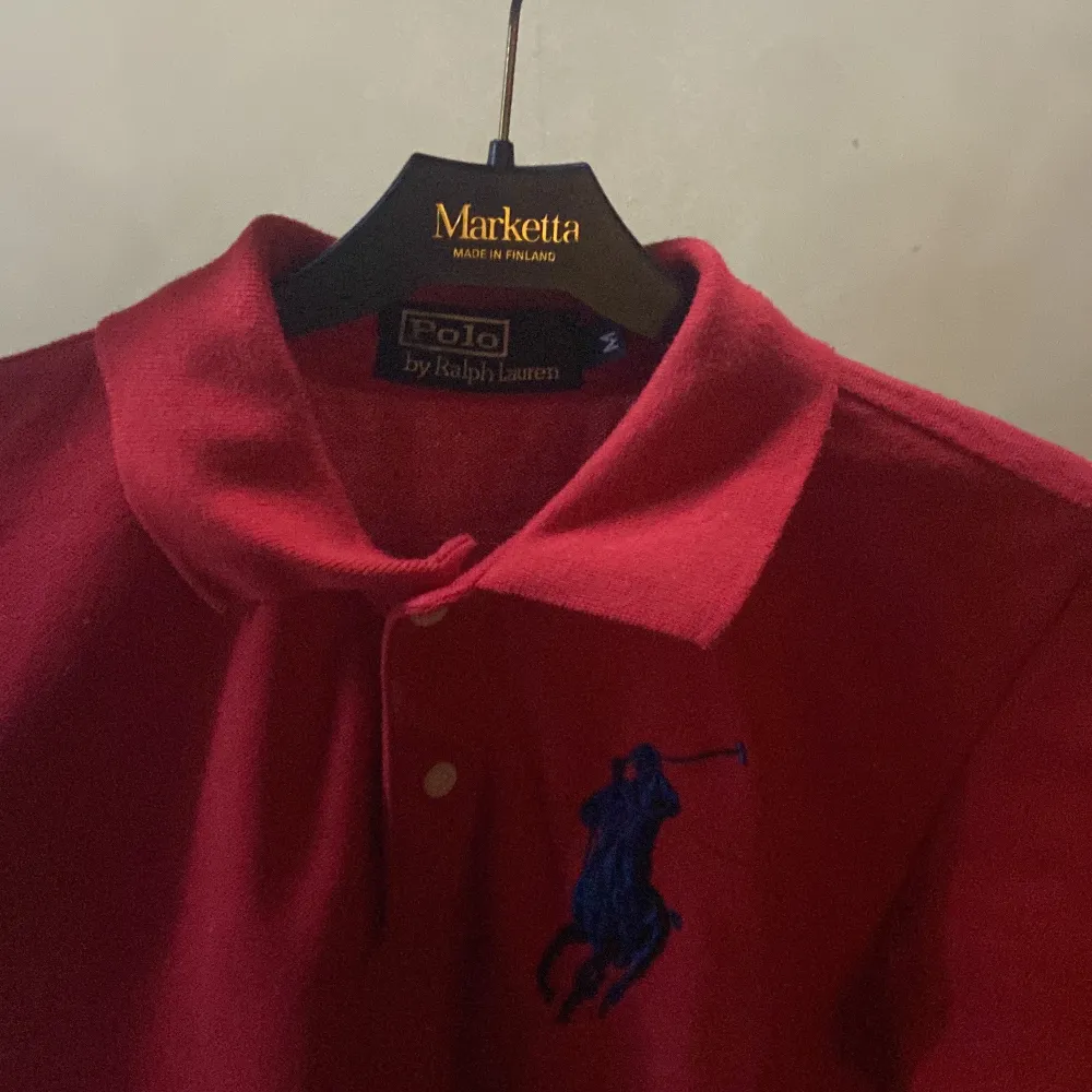 Säljer min Ralph lauren piké då jag inte behöver den nåt mer  Skick 9/10  Pris kan diskuteras . T-shirts.