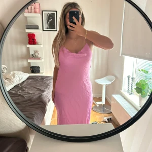 Rosa klänning - Rosa klänning från zara, aldrig använts och är slutsåld. Säljer för 299