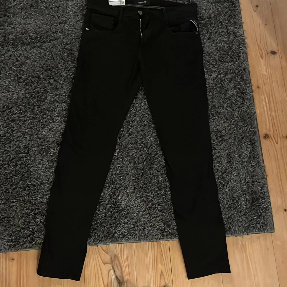 Storlek 32 men skulle säga 31, mycket bra skick, slim fit anbass modell, hör av er angående funderingar och bud tas emot🤝. Jeans & Byxor.