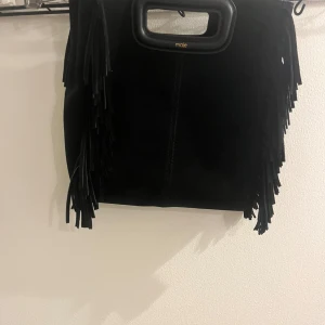 Maje väska -  Säljer dina super fina väska som tyvärr inte kommit till användning använd ungefär två gånger inga defekter läderband tillkommer🩷  🩷