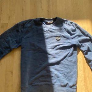 J Lindberg tröja - Säljer nu min J Lindberg tröja eftersom att den inte kommer till användning. Tröjan är i bra skick ocär sparsamt använd. 