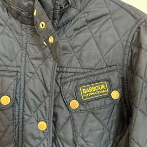 Jacka - Perfekt höstjacka! Fint skick, skärpet saknas dock. Storlek 32 men passar mig som vanligtvis har 34-36