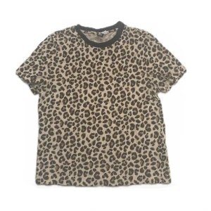 Cheetah print t-shirt  - T-shirt med cheetah mönster💗 Mkt bra skick