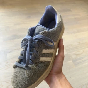 Adidas skor - 	1.	Hej! Säljer dessa Adidas skor som knappt är använda. De är otroligt sköna och passar perfekt för vardagen. Stilrena och i toppskick!