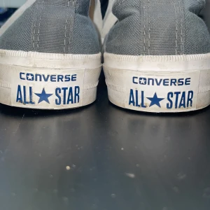Säljer ett par vattentäta gråa converse skor i storlek 37 - Har använt ett par gånger och är vattentäta 