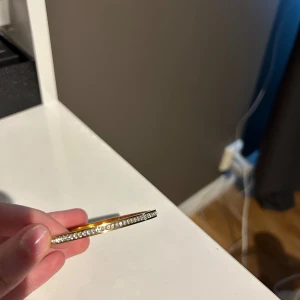 Guld armband  - Jätte fint nytt guldarmband med glitter detalj 