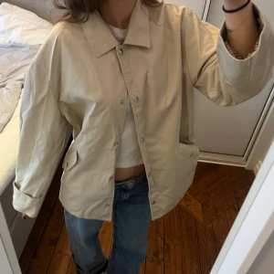 Jacka - Jättefin beige jacka med silverknappar🤍✧･ﾟ* väldigt fint skick! 🍓🫧 storlek S ♡ kontakta mig privat vid frågor & funderingar 💋