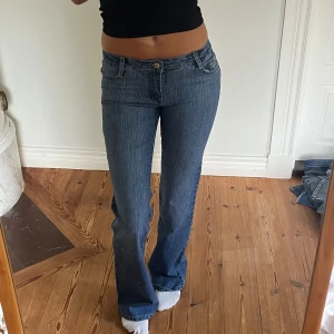 Lågmidjade vintage jeans  - Midjemått( rätt över): 37cm  Inerbenslängd: 82cm   Köp dem via ”KÖP NU” eller Swish  Modellen är 170 cm, inga defekter 💕 