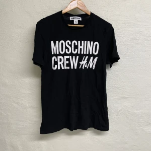 Moschino - Moschino & HM T-shirt i storlek S.