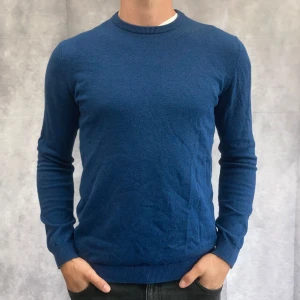 Blå tröja från Only & Sons - Säljer en snygg blå tröja från Only & Sons. Den är långärmad och har en normal passform, perfekt för både höst och vår. 