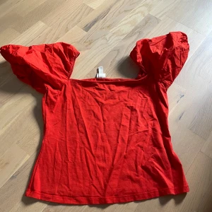 Röd tröja med puff armar  - Jätte gullig röd tröja med puff armar. Är så fin på och formar kroppen så fint!! 