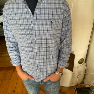 Ralph lauren skjorta  - Tja säljer nu min Ralph lauren skjorta för den har blivit för liten. Den är i storlek S men sitter som en XS. Han på bilden är 176. Den är i bra skick. Skriv för mer frågor eller funderingar.