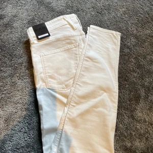 Vita Replay jeans  - Skick 10/10 helt oandvända.  Modell BRONNY, super slim fitt.  Storlek 30/30  Pris 350kr Skriv vid funderingar!!