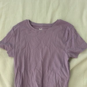 Lila ribbad t-shirt från FSBN Sister - Säljer en lila ribbad t-shirt från FSBN Sister i storlek M. Aldrig använd.