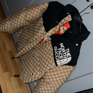 Vinterjacka 🐻 - Helt ny jacka med prislapp 😊 Storlek xs men passar upp till M  🤍 Medföljer en luva 