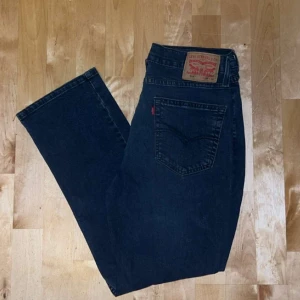 Levis 514 - Vi säljer nu dessa snygga Levis jeans⭐️ Storlek: W32 L30 Pris: 300:- Retail: 999:- Skick: 7/10 Hör av er vid frågor eller funderingar!