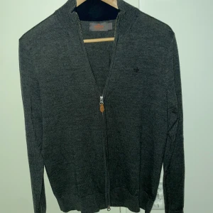 Morris helzip - Morris helzip i merinoull. Säljs pga att den aldrig används. Tröjan är i nyskick inga defekter eller hål. Nypris cirka 1900kr.