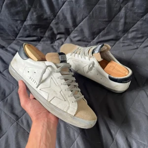 Golden goose skor - Säljer ett par Golden Goose superstar i hyfsat fin skick 7/10. Strl 42 sitter som 43. Tyvär inget og. Skriv om du undrar något🙂